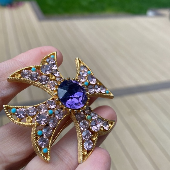 BSK SIGNED MalteseCross, Large round Periwinkle round shiningcenter stone broach - Picture 5 of 11